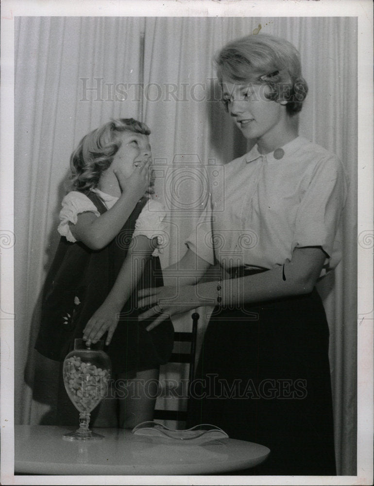 Press photo Girl and her Older Sister - Historic Images