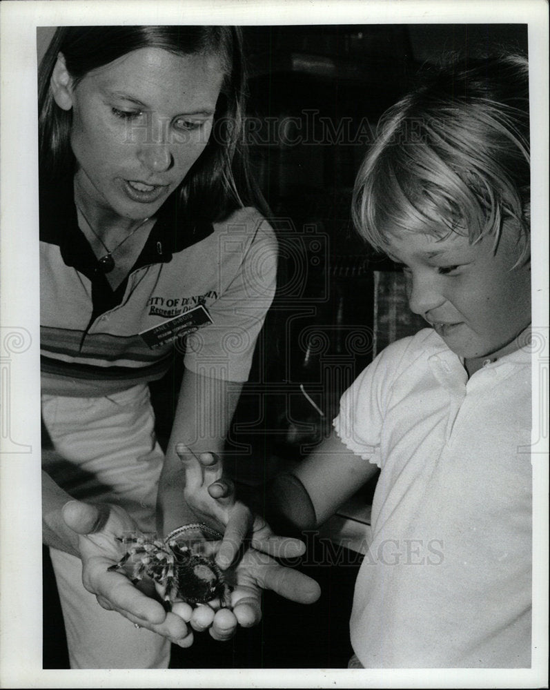 1984 Press Photo Janet Dubois Holds Pet Tarantula - Historic Images