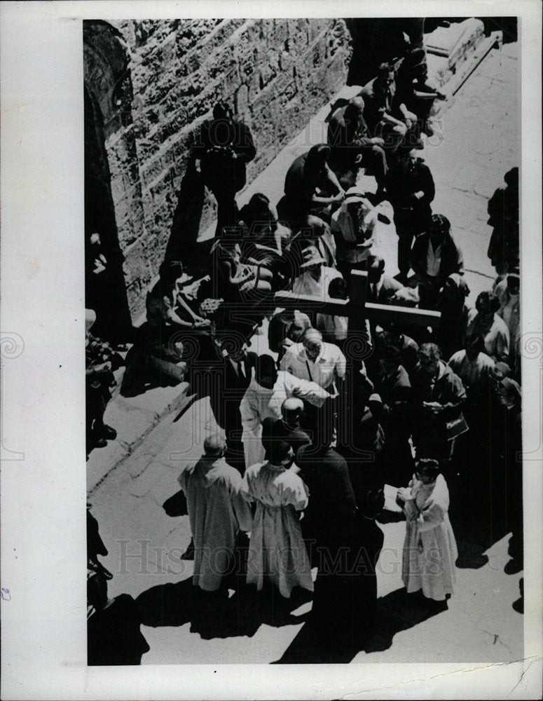 1980 Press Photo Via Dolorosa Jerusalem Jesus cross - Historic Images