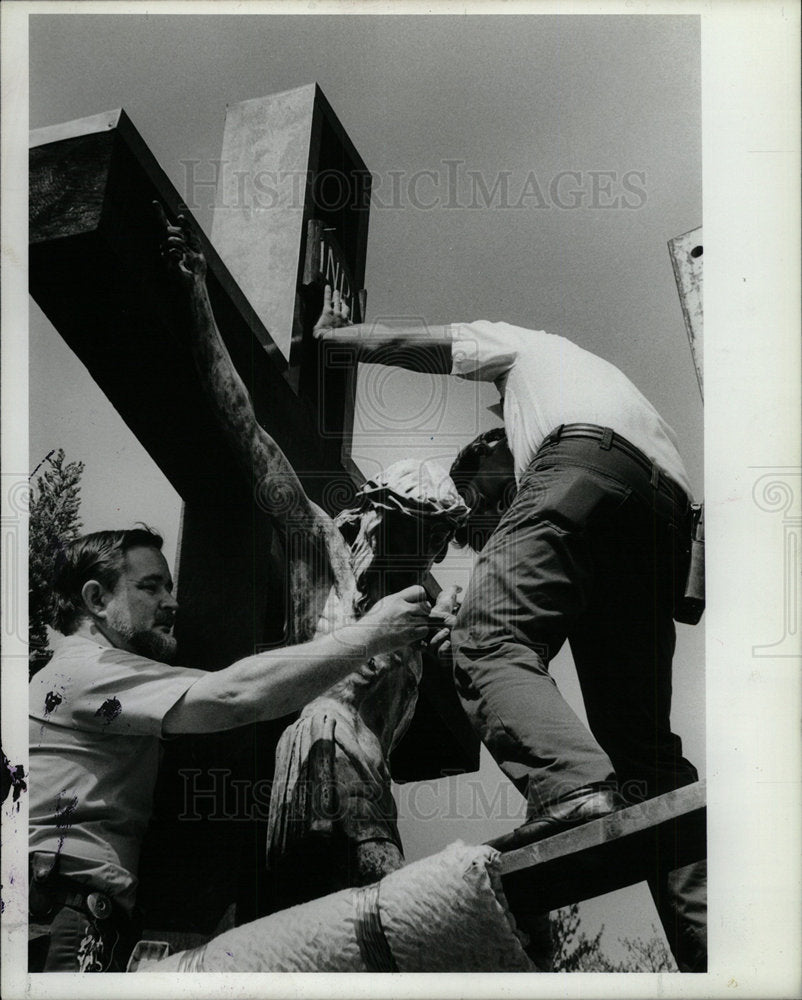 1987 Press Photo Statue of Jesus Put Back Up  - Historic Images