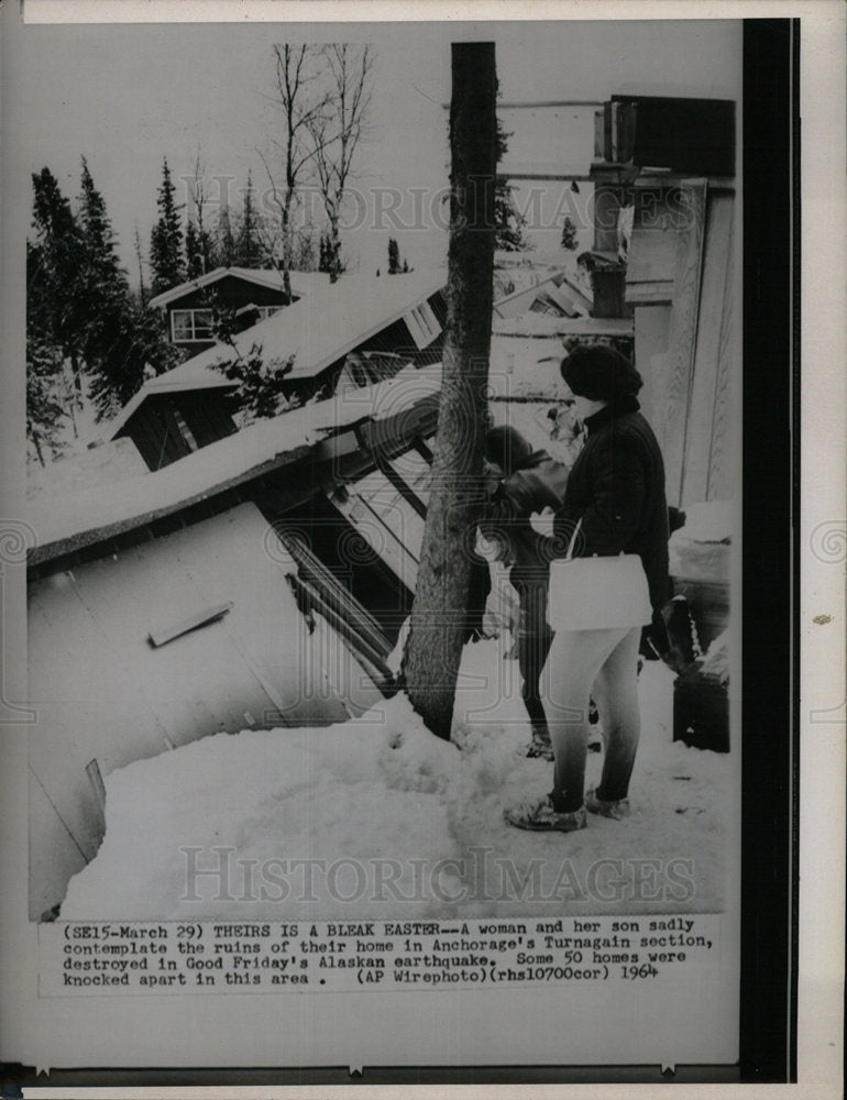 1964 Press Photo ruins home Anchorage earthquake woman - Historic Images