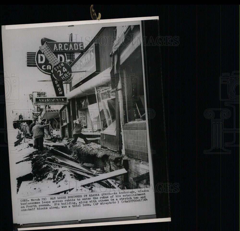1964 Press Photo businessman Alaska earthquake rubble - Historic Images