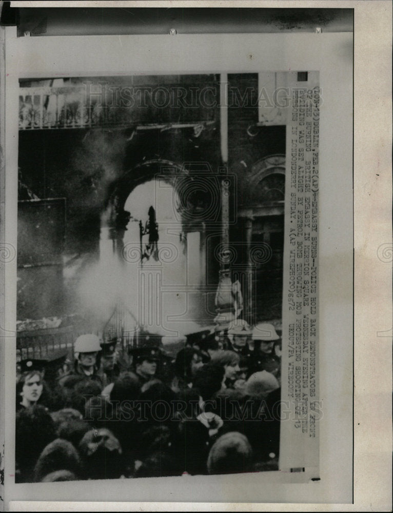 1972 Press Photo police demonstrators Dublin Embassy - Historic Images