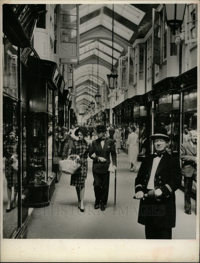 1963 Press Photo Guard Burlington Arcade London West - Historic Images