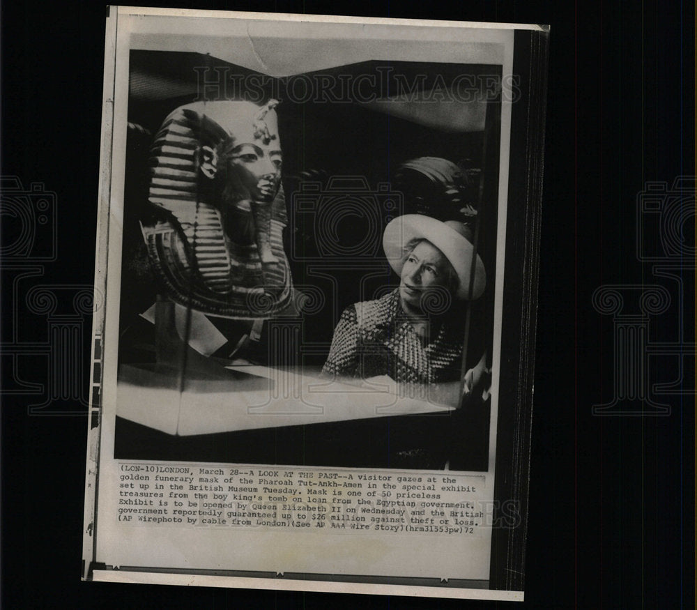 1972 Press Photo visitor mask Pharaoh Tut Museum - Historic Images