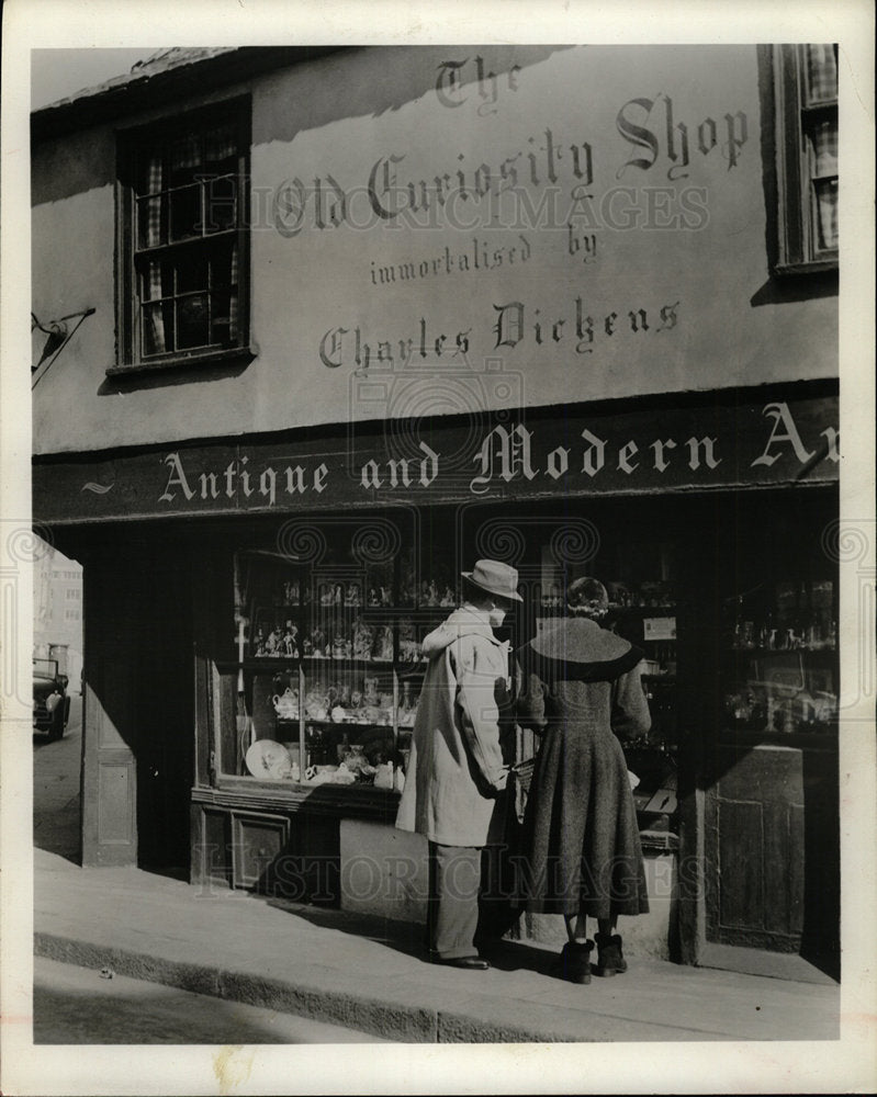 Press Photo Dickens Fans Visit Curiosity Shop - Historic Images