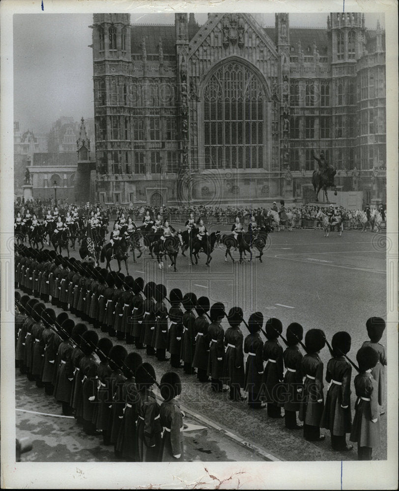 Press Photo British Soldiers At Attention - Historic Images