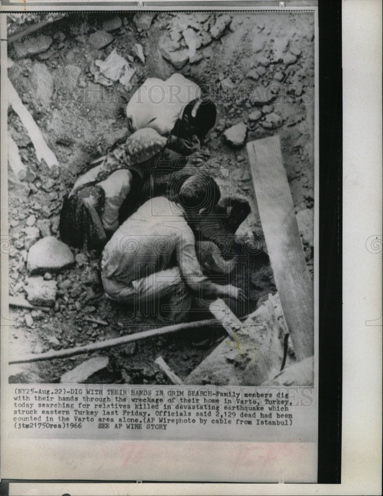 1966 Press Photo Earthquake Victims Search For Family - Historic Images