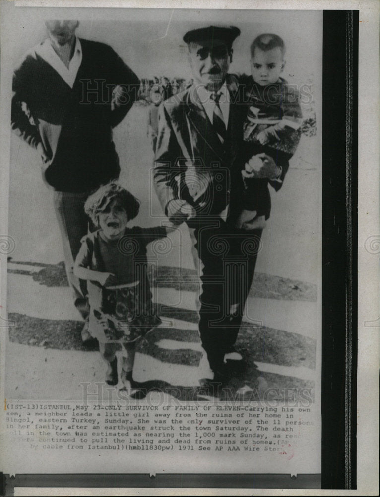 1971 Press Photo Bingol Turkey Earthquake Man Girl - Historic Images