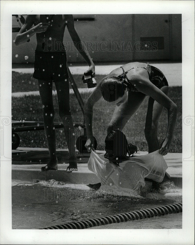 1981 Press Photo Vicki Jeggle Christine Keanan Swimming - Historic Images
