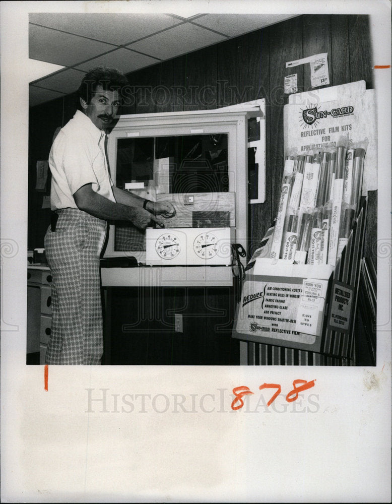 1975 Press Photo Lou Reynolds Drapery Shop - Historic Images