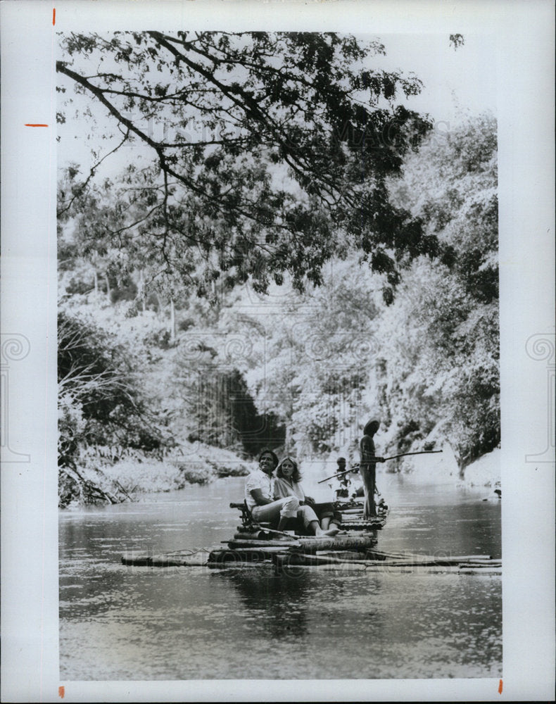 1988 Press Photo Jamaica Visitors Float Rio Grande - Historic Images