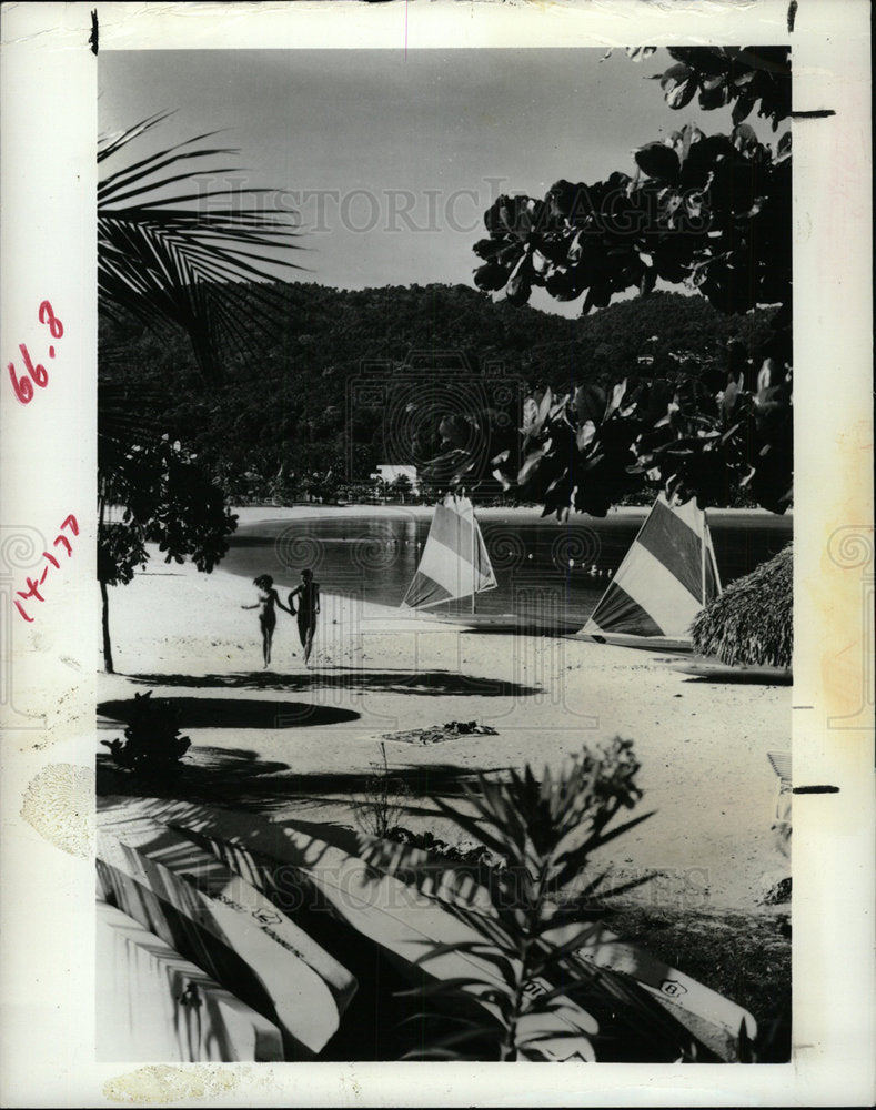 1982 Press Photo Jamaica Beach People - Historic Images