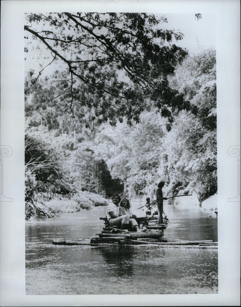 1987 Press Photo Tourists Jamaica Rio Grande River Raft - Historic Images