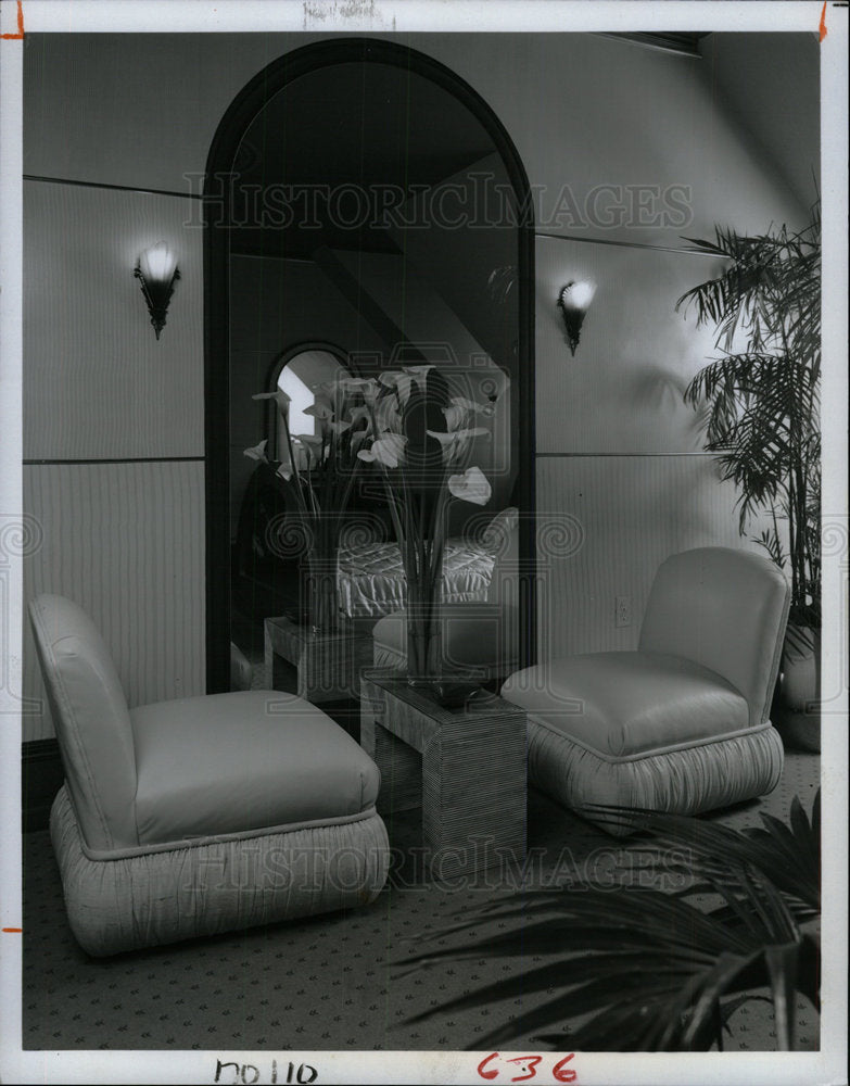 1984 Press Photo master bedroom chairs mirror backdrop - Historic Images