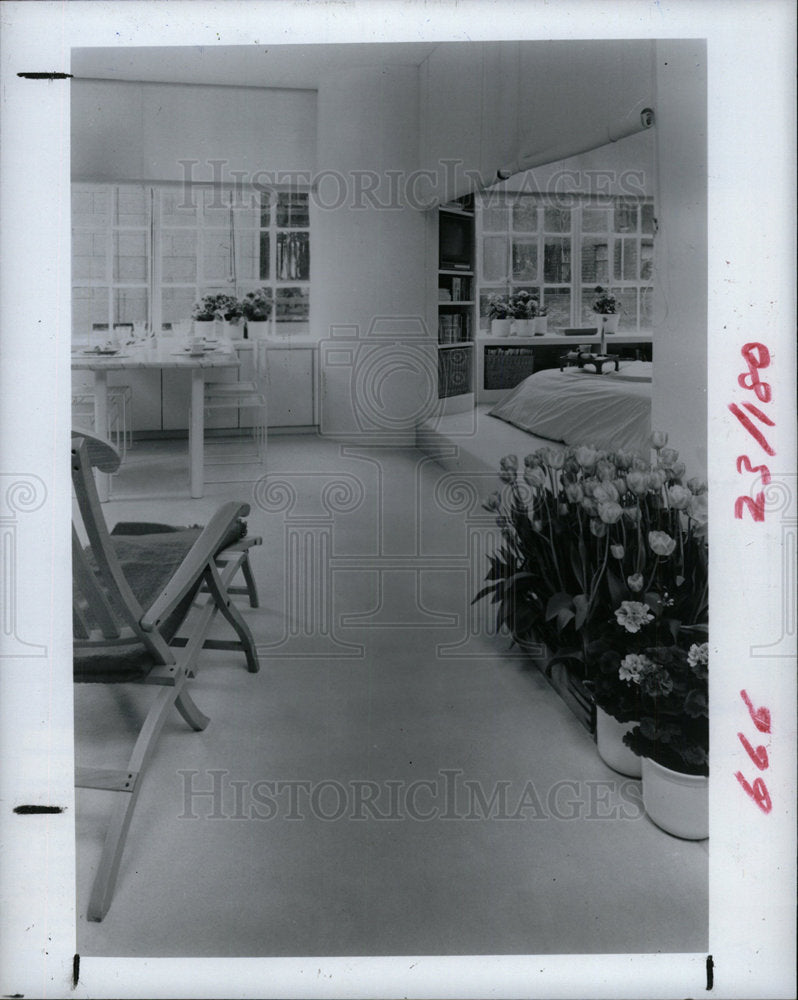 1986 Press Photo cabinets column shevling sleeping area - Historic Images