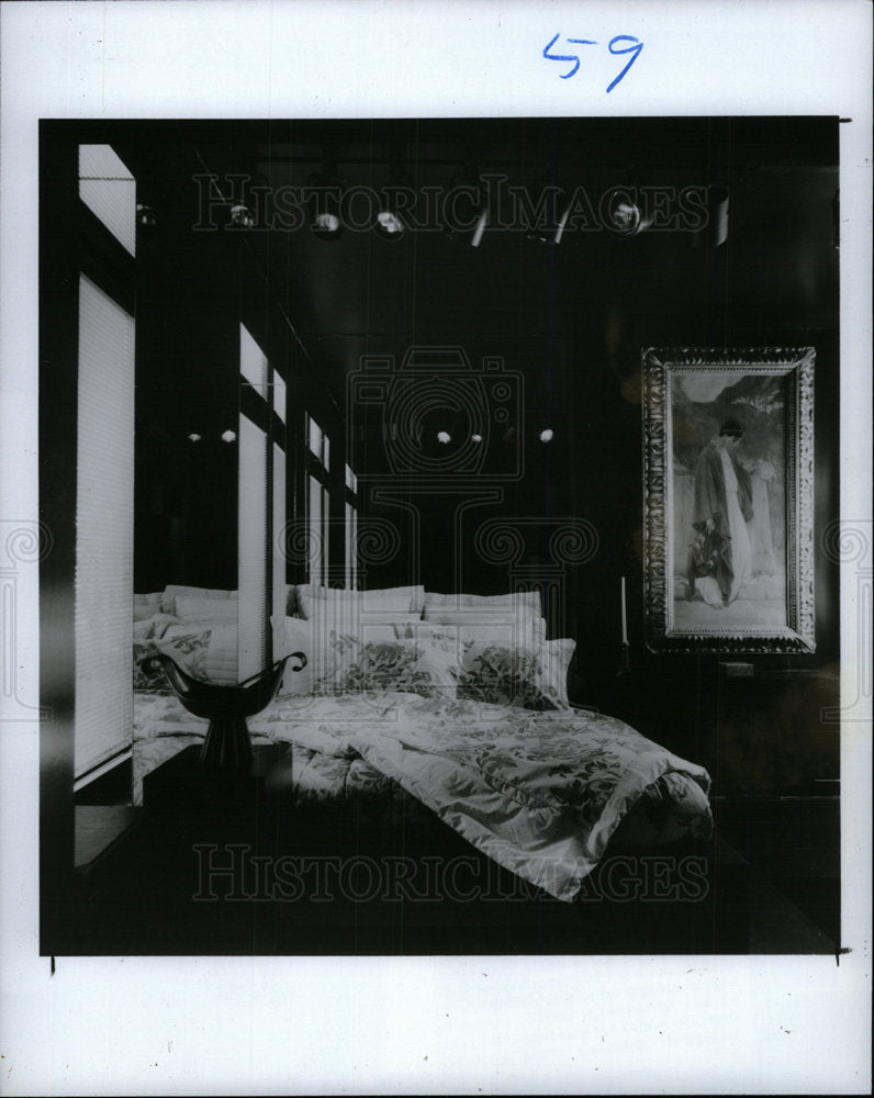 1986 Press Photo Black Room Illuminated Painting - Historic Images