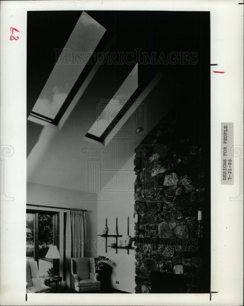 1986 Press Photo skylights solution dark living space - Historic Images