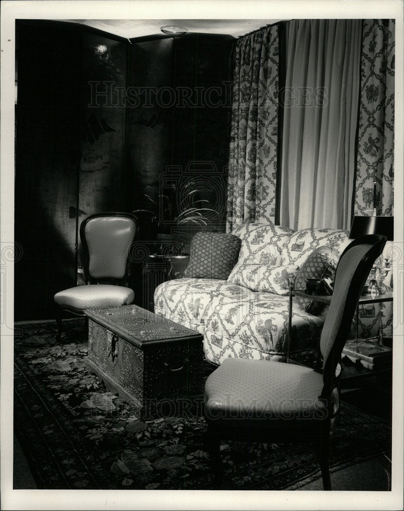 1989 Press Photo Living Room Overstuffed Loveseat - Historic Images