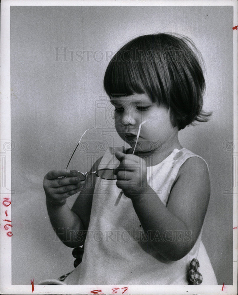 1966 Press Photo Sunglasses - Historic Images