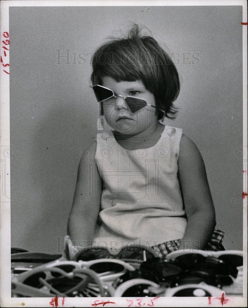 1966 Press Photo Lisa White Sunglasses - Historic Images