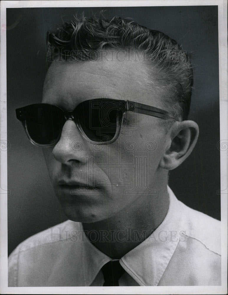 1960 Press Photo Bob Howard Optician Sunglasses - Historic Images