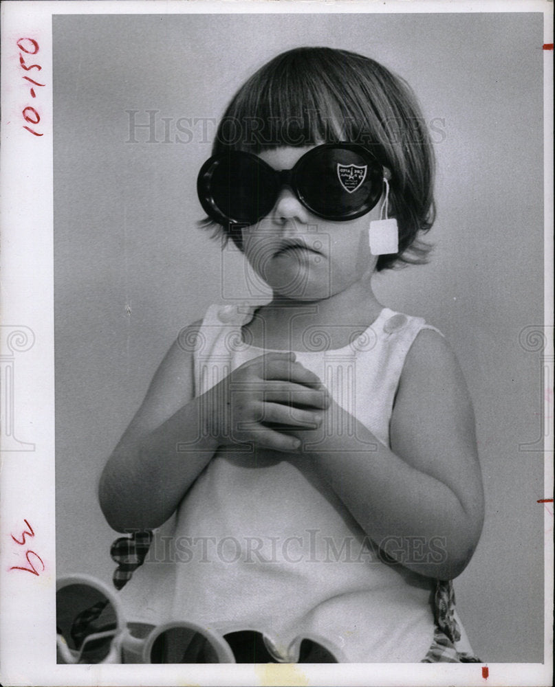 1966 Press Photo Little Girl Wears Big Sunglasses Dress - Historic Images