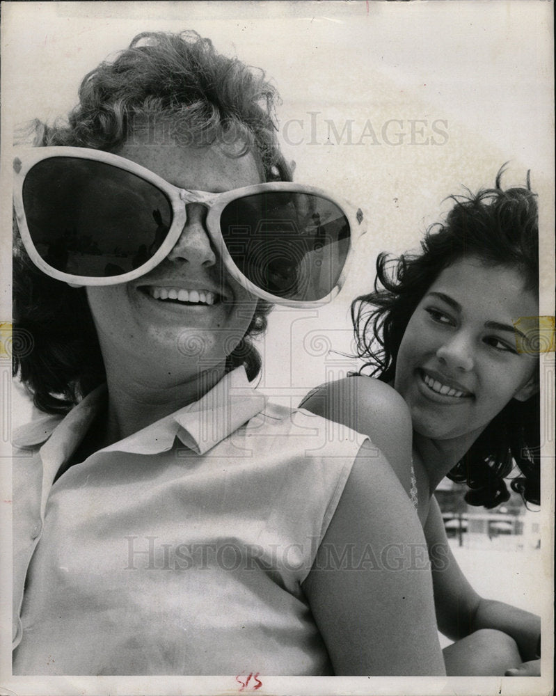 1981 Press Photo Woman Wearing Giant Sunglasses Beach - Historic Images