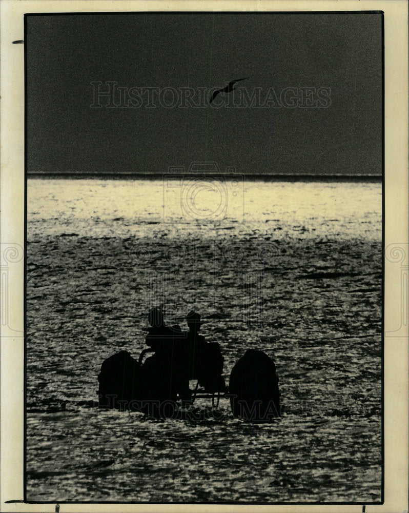 1991 Press Photo Flotation Vehicle Madeira Beach Sunset - Historic Images