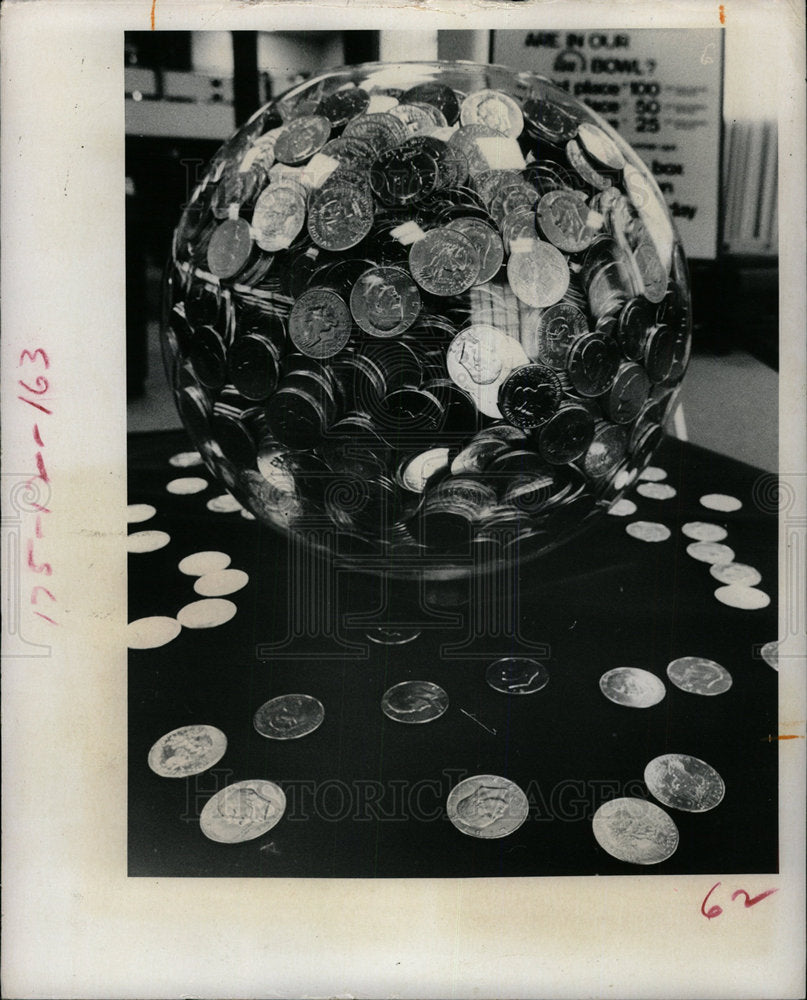 1975 Press Photo Eisenhower Dollars Sun Bank Bowl Guess - Historic Images