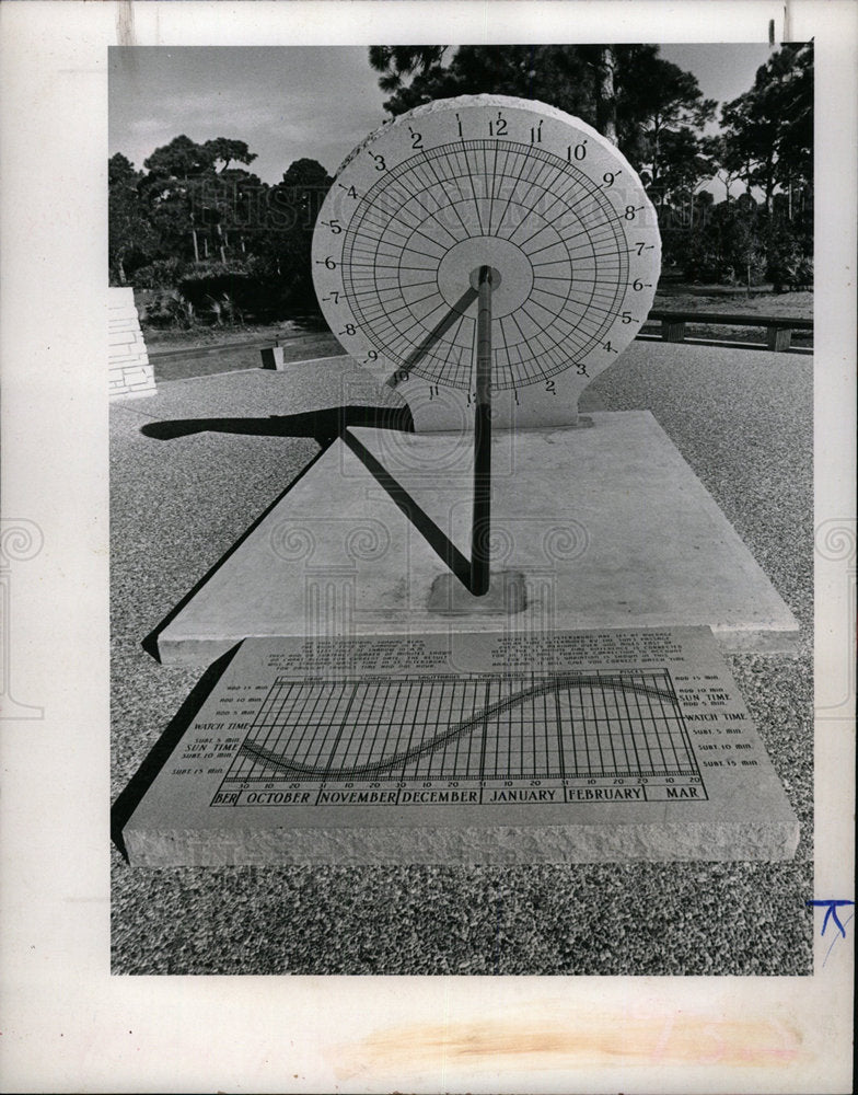 1973 Press Photo Sun Dial War Veterans Memorial Park - Historic Images