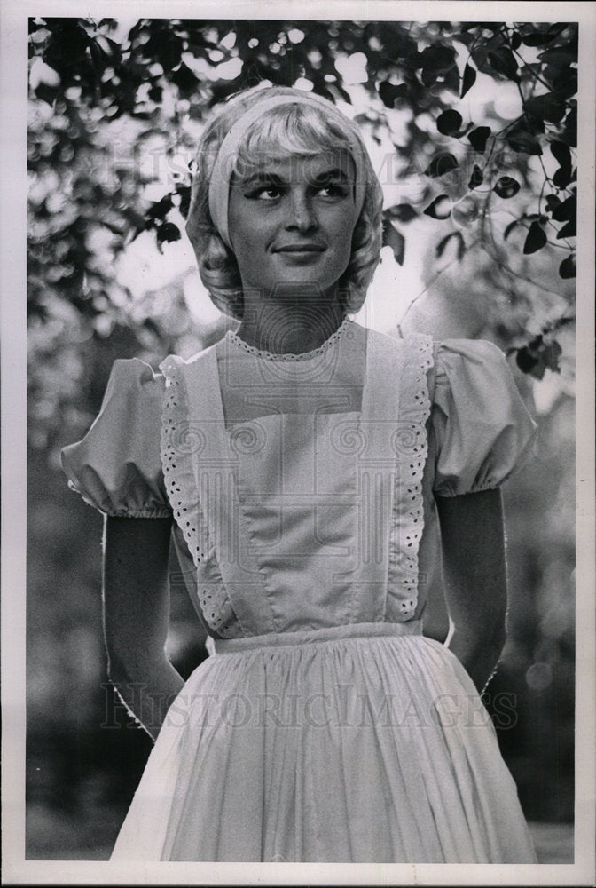 1962 Press Photo Actress Ferguson Wearing Dress Wig - Historic Images