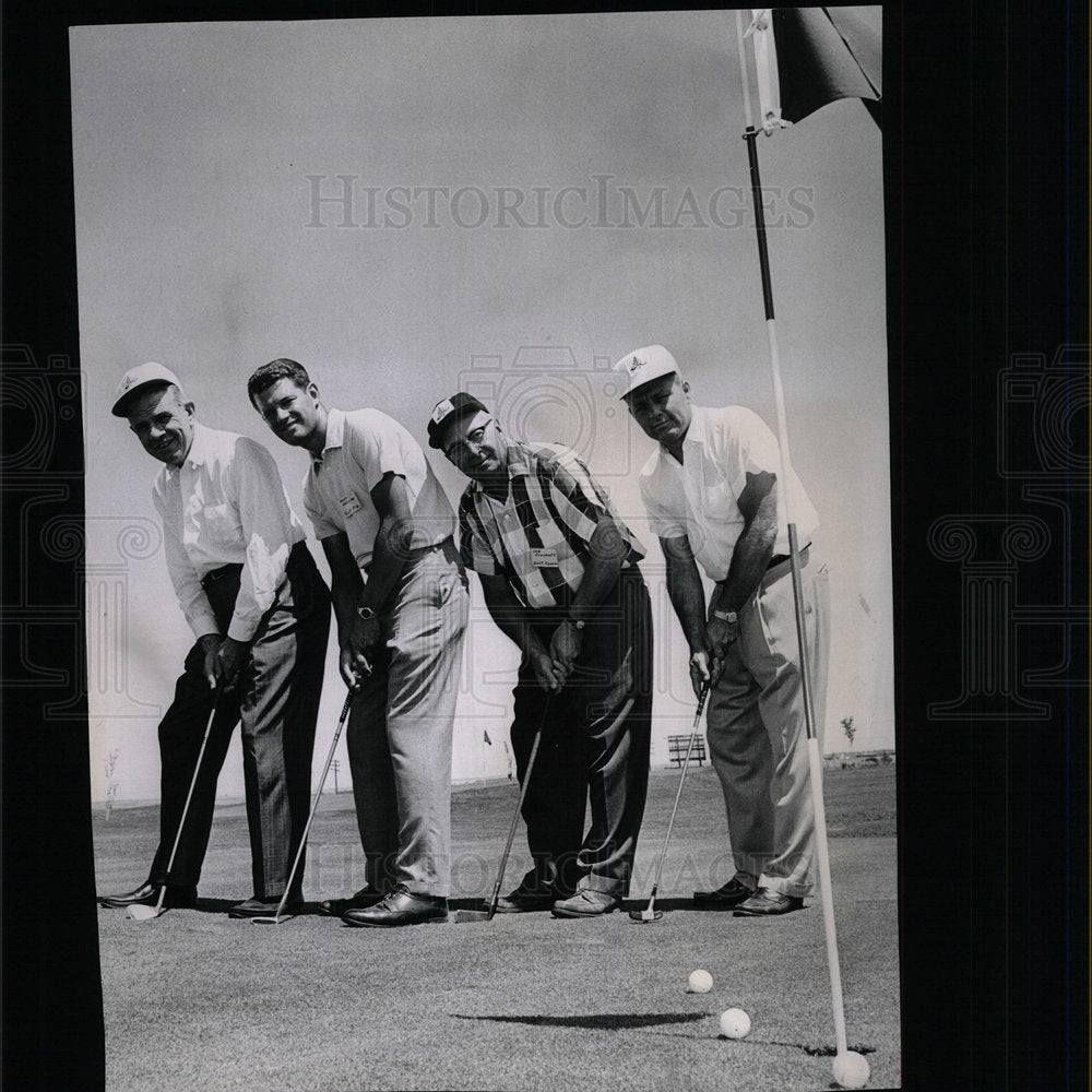 1964 Press Photo Paradise Valley Course Open First Putt - Historic Images