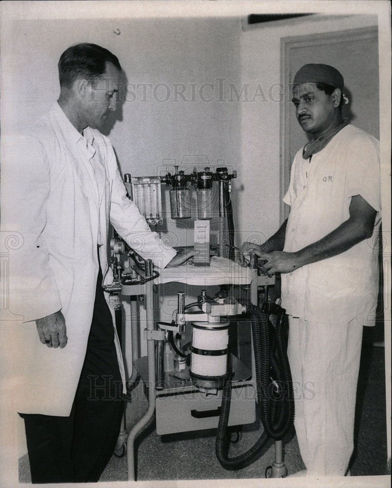 1968 Press Photo Dr. Robert Barth Dr. Cyril Kaundinya - Historic Images