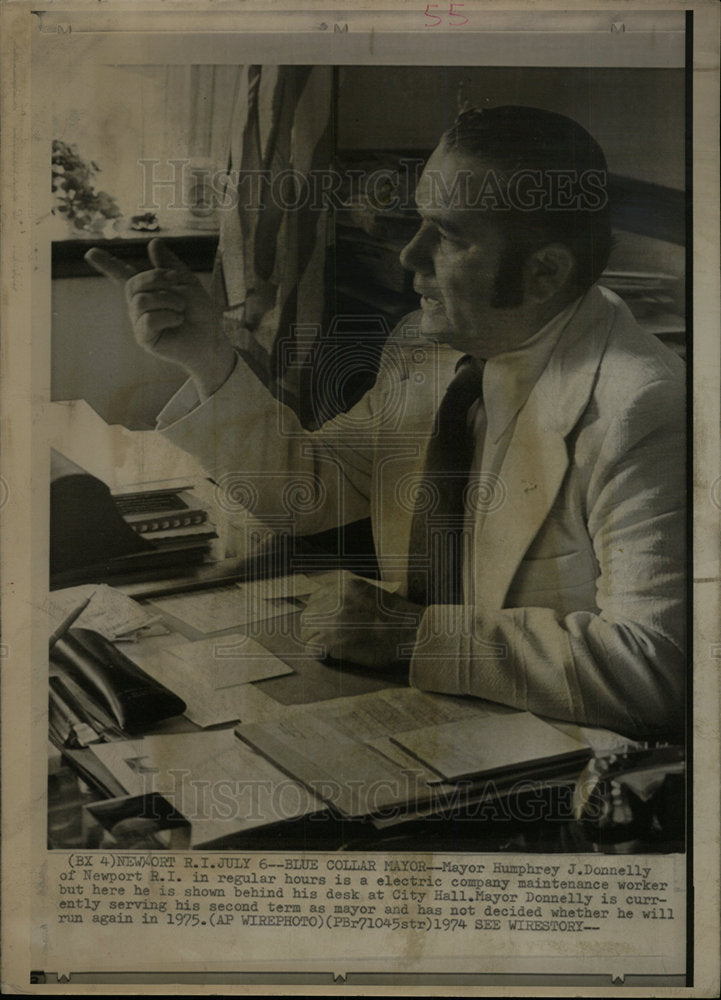1974 Press Photo Newport Mayor Donnelly Behind Desk - Historic Images