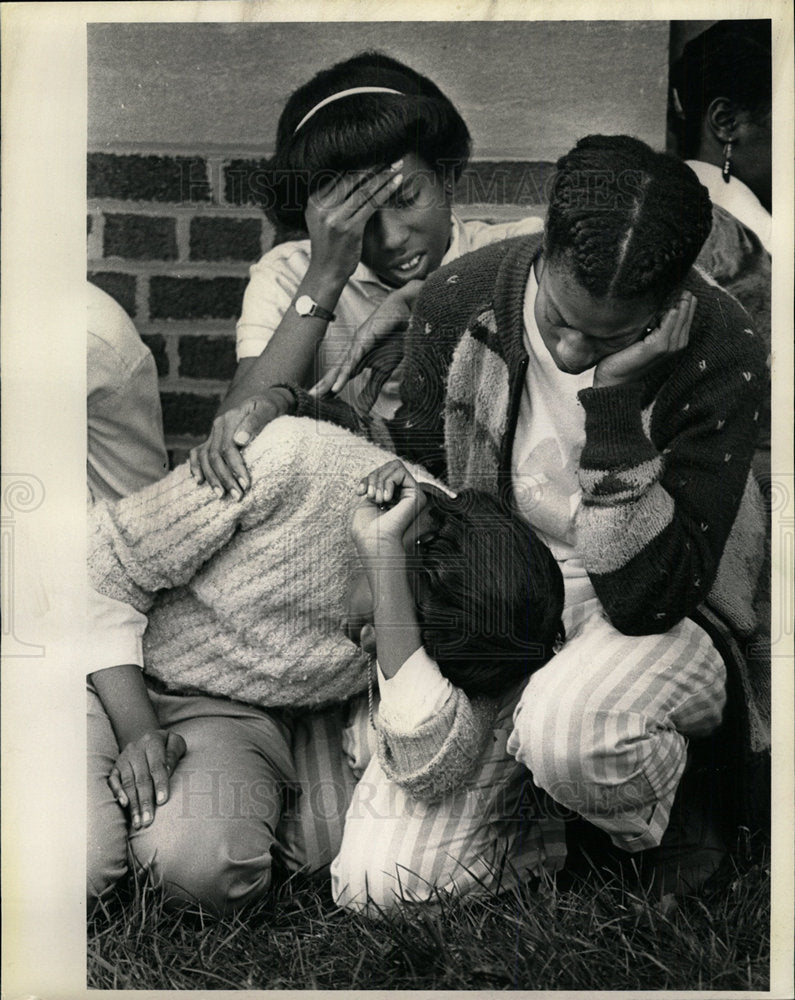 1984 Press Photo Students Carbon Monoxide Fumes School - Historic Images