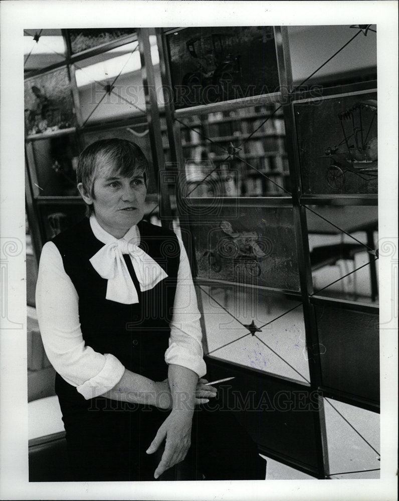 1981 Press Photo Detroit Library Curator Sandula Speaks - Historic Images