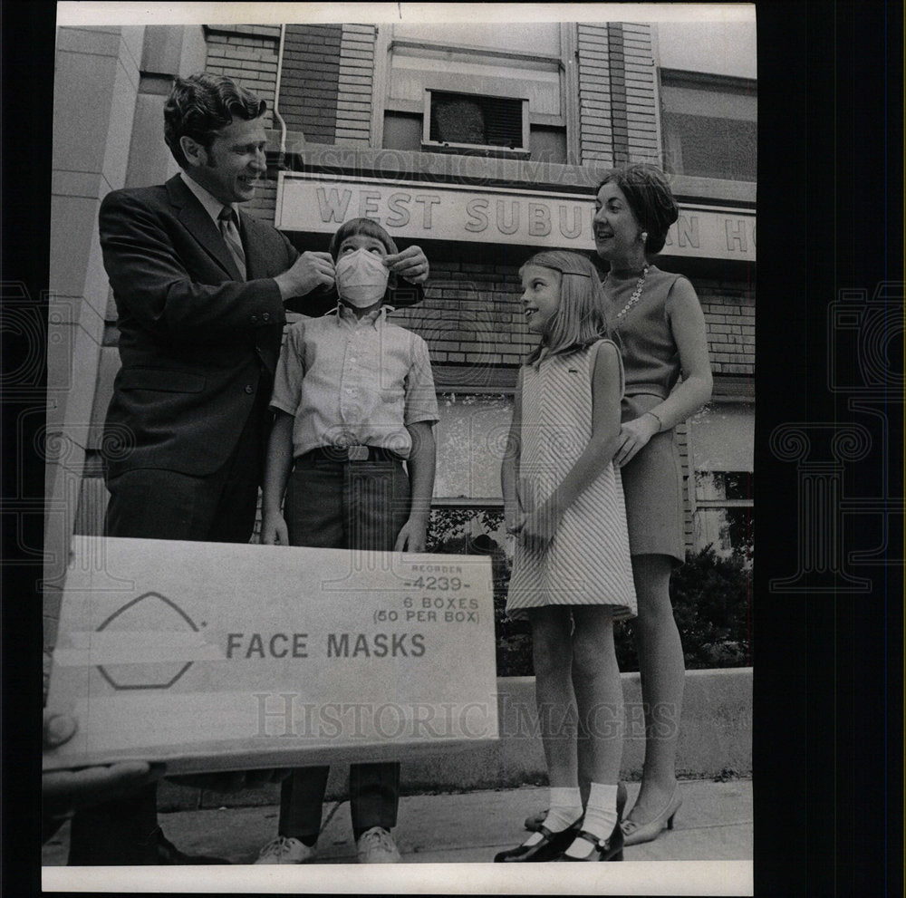 1971 Press Photo Hospital Receives School Donation - Historic Images