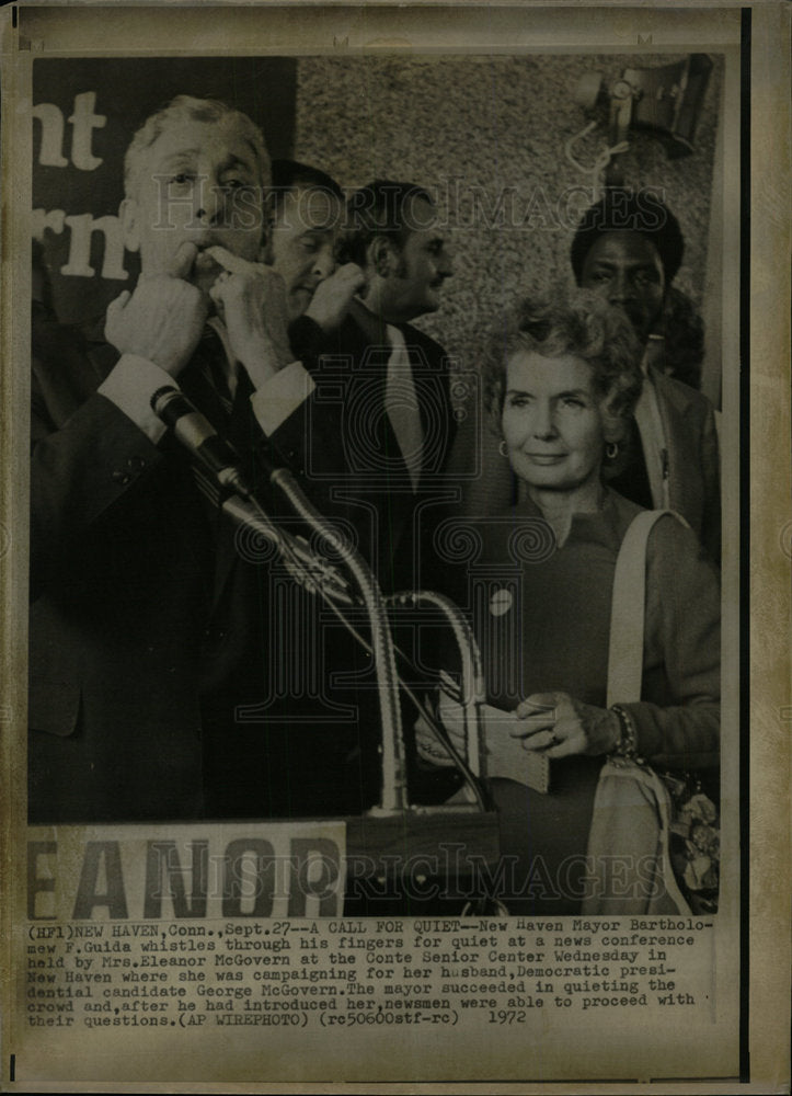 1972 Press Photo New Haven Mayor Whistling For Silence - Historic Images