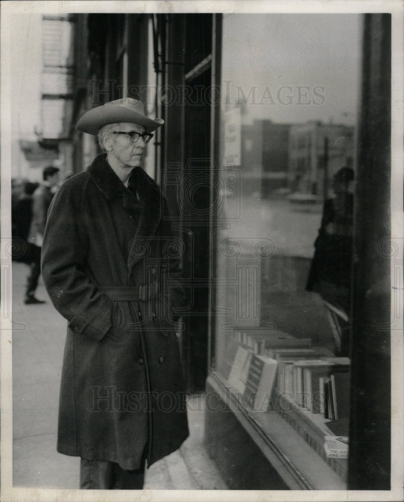 1967 Press Photo Roy Hockinson White Elephant Shop - Historic Images