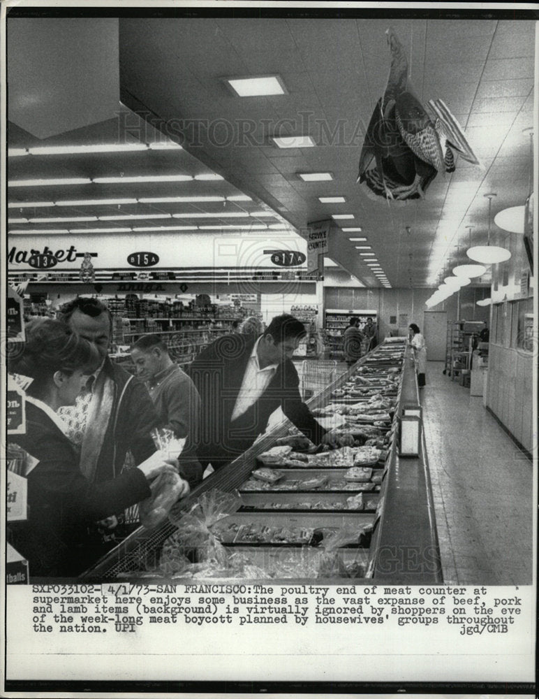 1973 Press Photo Poultry Meat Counter Supermarket  - Historic Images