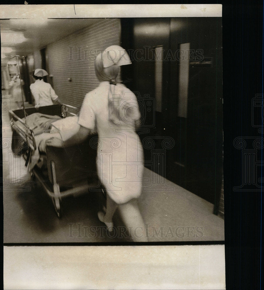 1974 Press Photo New Patient Arrives In Intensive Care - Historic Images