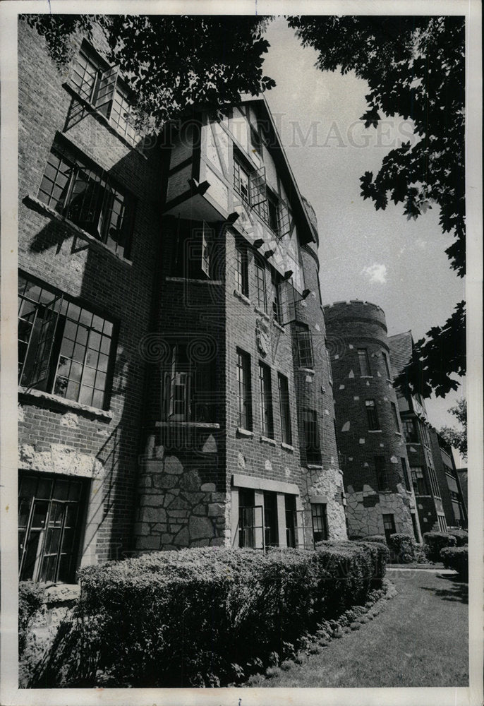 1975 Press Photo Castle-Like Apartments - Historic Images