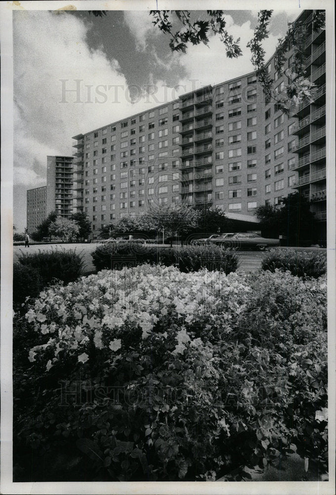 1975 Press Photo Winston Towers West Rogers Park - Historic Images