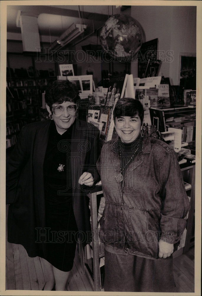 1994 Press Photo Wexler Sachs Savvy Traveller Bookstore - Historic Images