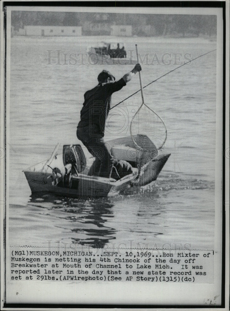 1970 Press Photo Ron Mixter Nets His Fourth Chinook - Historic Images
