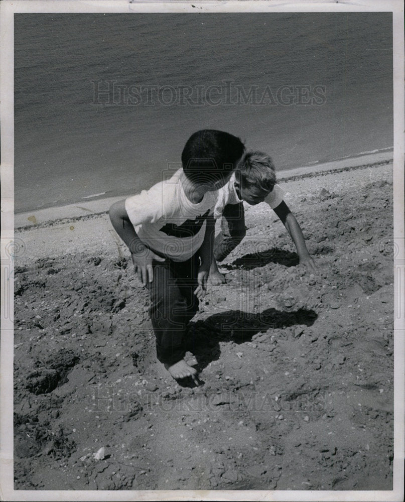 1966 Press Photo Ward Russell Children Sand Michigan - Historic Images