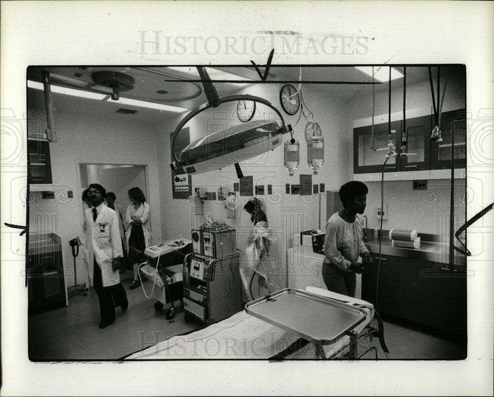 1980 Press Photo Hospital Resuscitation Room Detroit - Historic Images