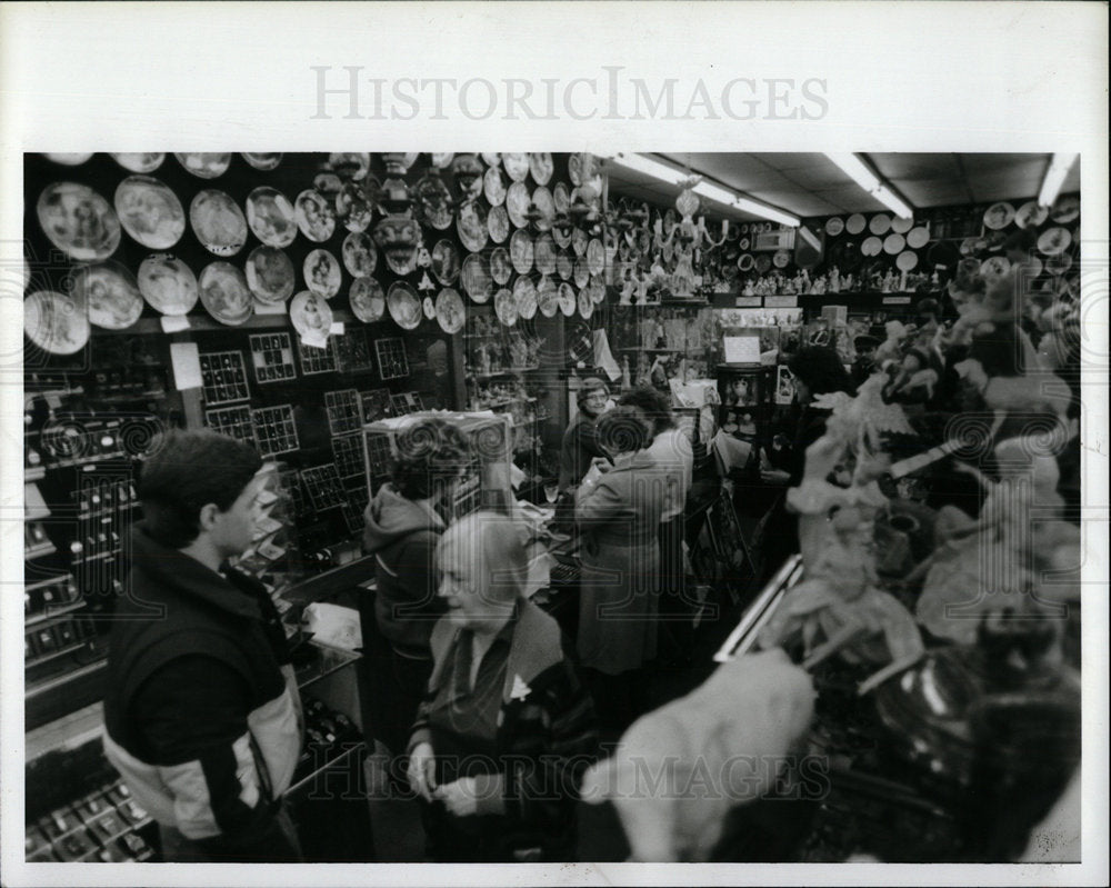 1985 Press Photo Windsor Canada Shopping - Historic Images