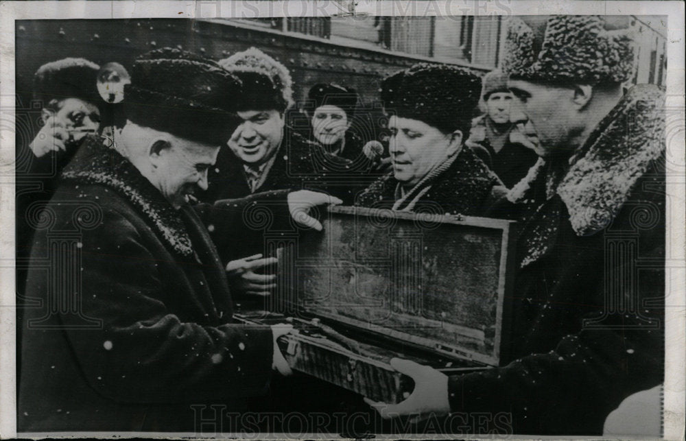 1959 Press Photo Presentation of a shotgun Krushchev  - Historic Images